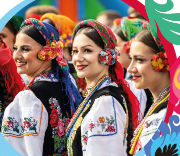 Plakat przedstawiający kilka osób z chóru w otoczeniu kwiatów