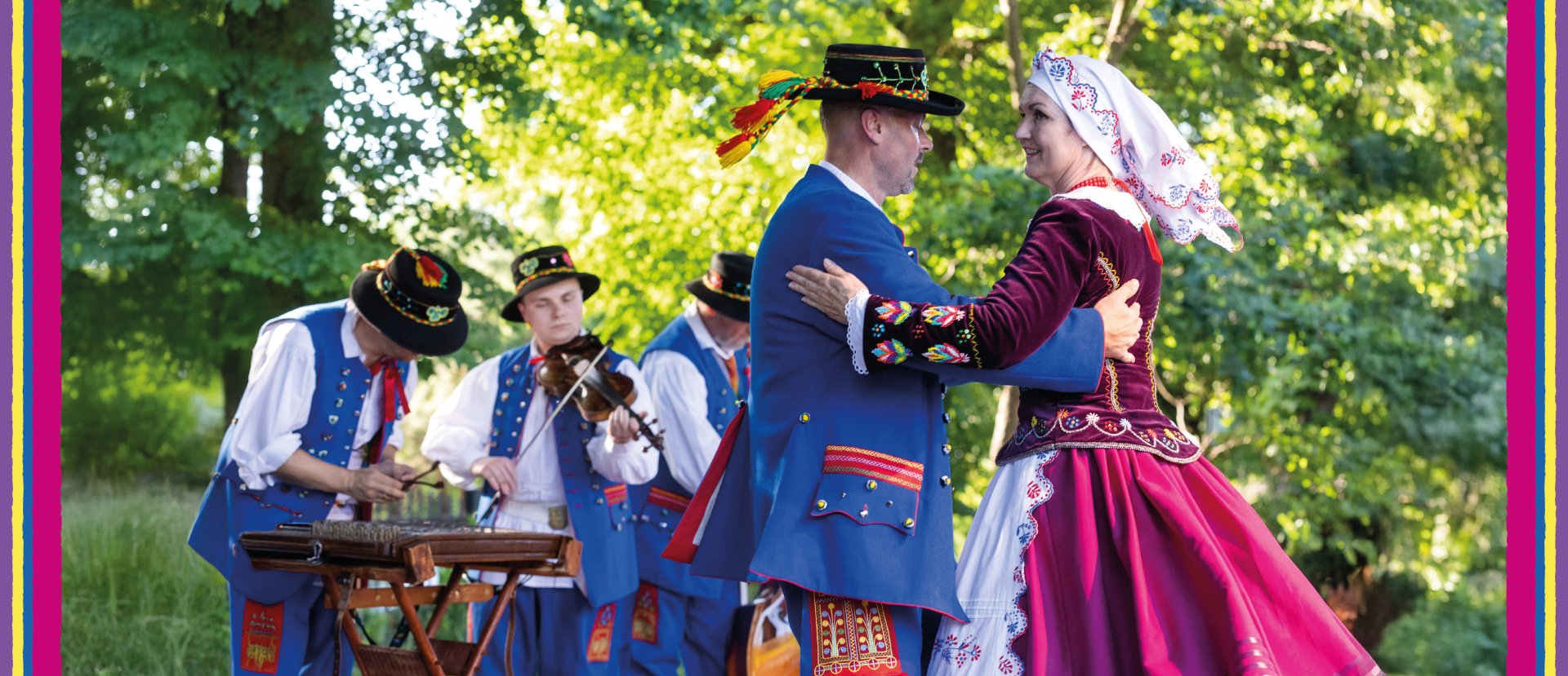 Kapela Iskierczanie przygrywa na scenie przy tańczącej parze, wszyscy w strojach rzeszowskich