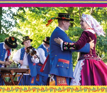 Kapela Iskierczanie przygrywa na scenie przy tańczącej parze, wszyscy w strojach rzeszowskich