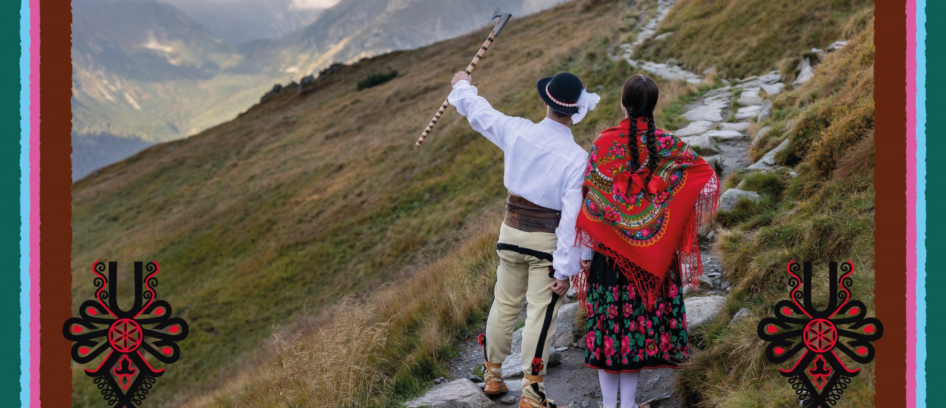 Para artystów zespołu Mazowsze w kostiumach podhalańskich na górskim szlaku