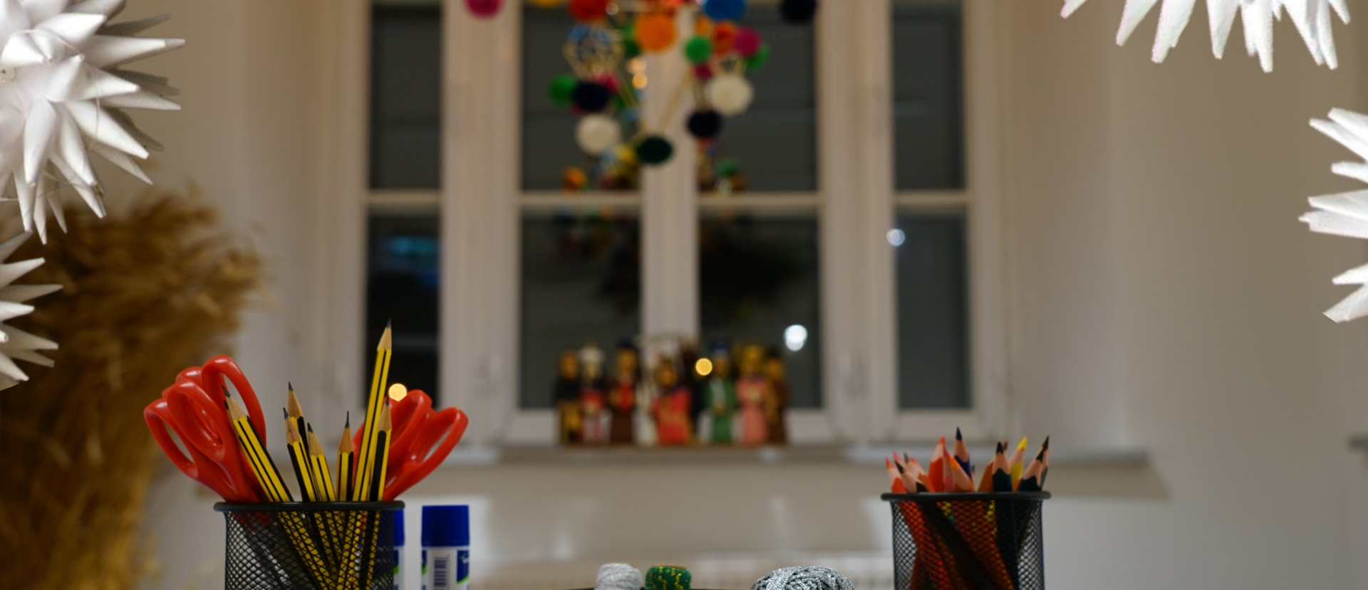 Ozdoby świąteczne, w tym pająki i jężyki - grafika.