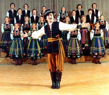 Stanisław Jopek i chór Zespołu "Mazowsze" w kostiumach łowickich