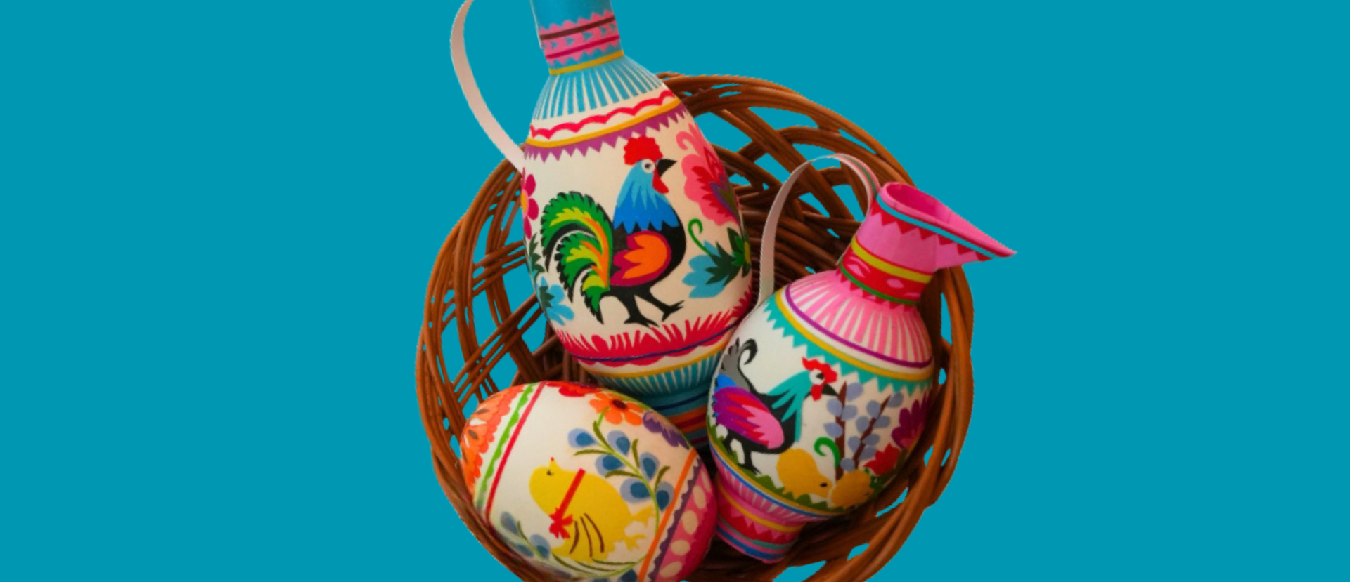 Dzbanuszki i jajko nalepione we wzory łowickie ułożone w koszyczku