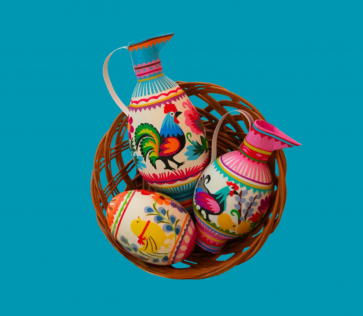 Dzbanuszki i jajko nalepione we wzory łowickie ułożone w koszyczku