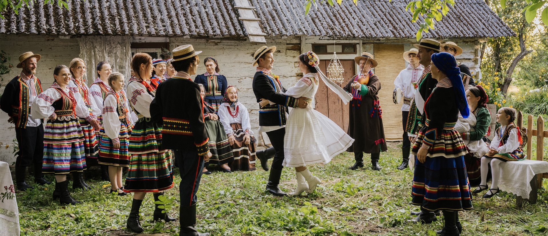 Członkowie Koła Gospodyń i Gospodarzy Wiejskich Krzczonów- Sołtysy odtrwarzają taniec lubelski "mach""