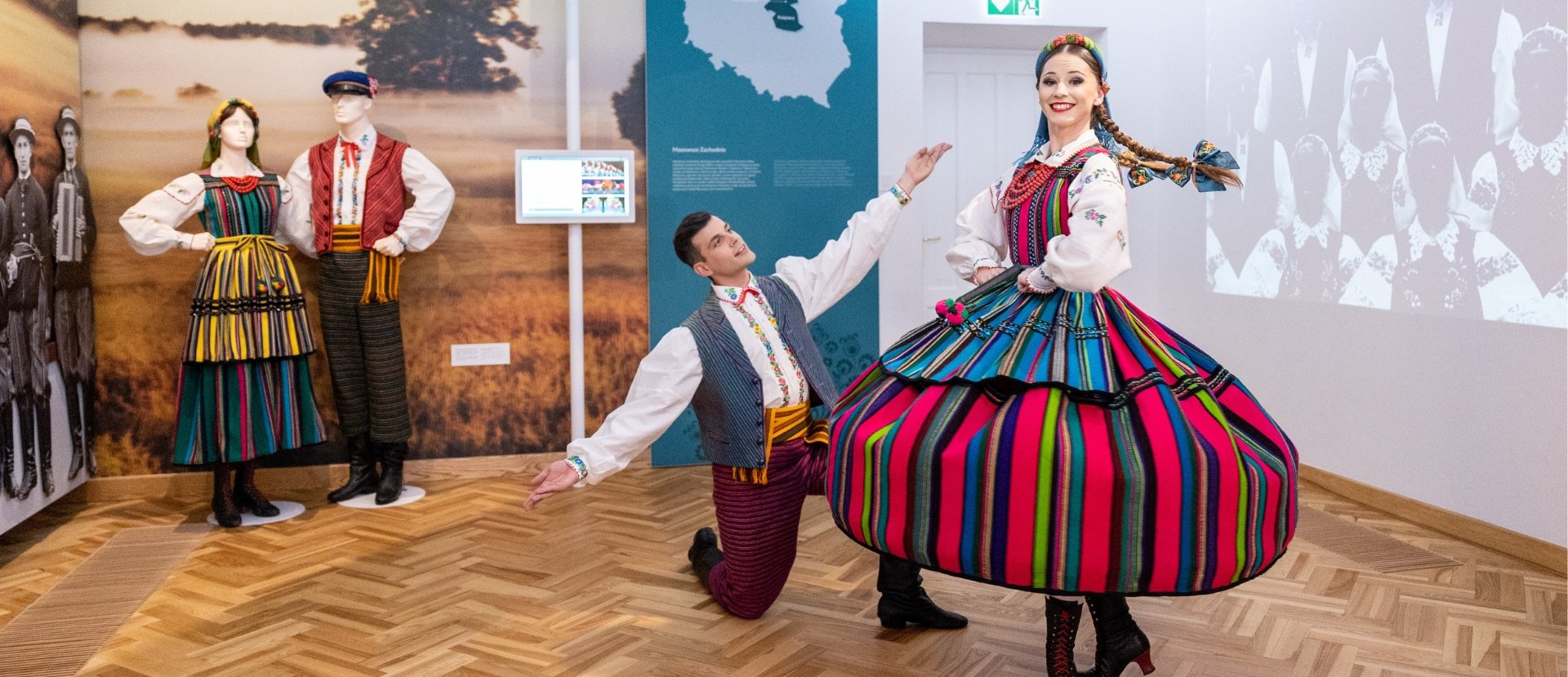 Para artystów Zespołu Mazowsze w kostiumach Opoczyńskich w pozie tanecznej na wystawie Centrum Folkloru Polskiego "Karolin"