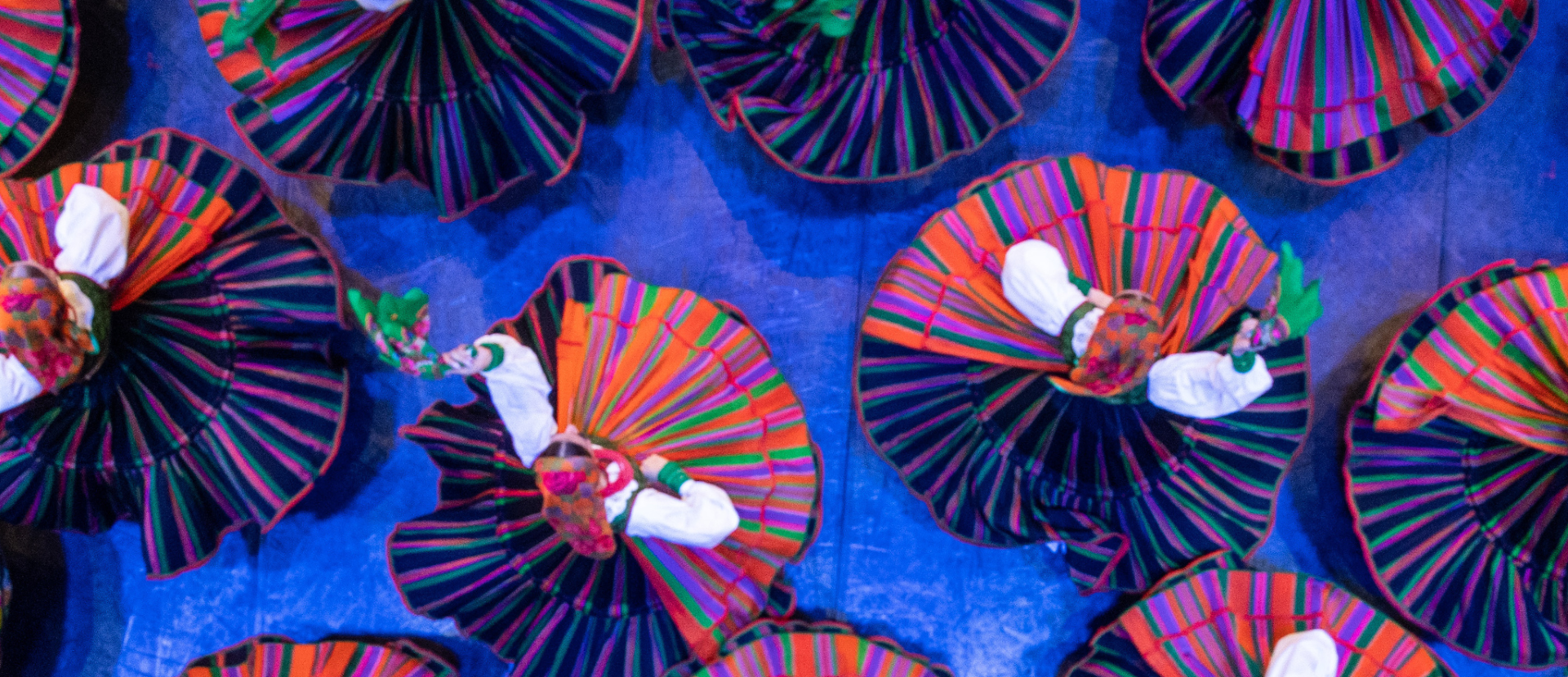 Artystki Zespołu "Mazowsze" w kostiumach Sannickich kręcą się na scenie