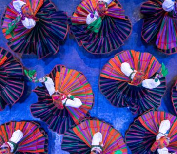 Artystki Zespołu "Mazowsze" w kostiumach Sannickich kręcą się na scenie