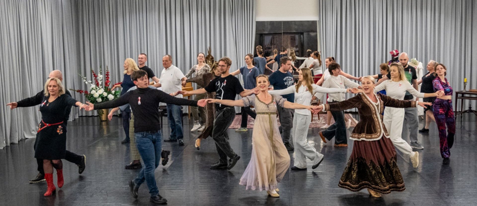 Uczestnicy i prowadzący warsztatu tanecznego w Centrum Folkloru Polskiego "Karolin"  tańczą poloneza