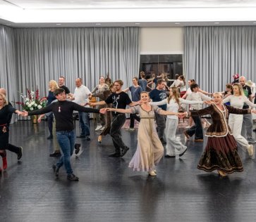 Uczestnicy i prowadzący warsztatu tanecznego w Centrum Folkloru Polskiego "Karolin"  tańczą poloneza
