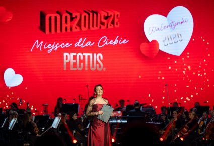 Konferansjerka podczas przemowy na scenie