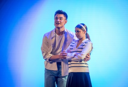 Para aktorów na scenie otwierająca występ