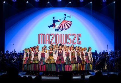 Artyści w kostiumach opoczyńskich podczas układu na scenie