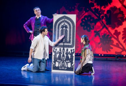 Aktorzy na scenie przy wycinance