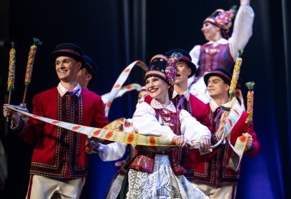 Grupa tancerzy w kostiumach kurpiowskich podczas wystepu