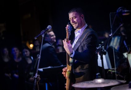 Basista zespołu Pectus w trakcie koncertu