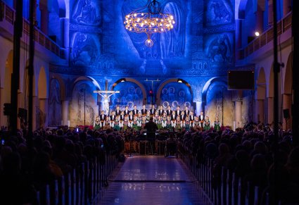 Chór i orkiestra Zespołu "Mazowsze" podczas koncertu w Kościele pw. bł. Władysława z Gielniowa w Warszawie