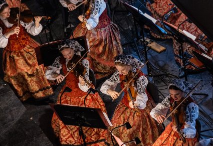 Zbliżenie na grające skrzypaczki