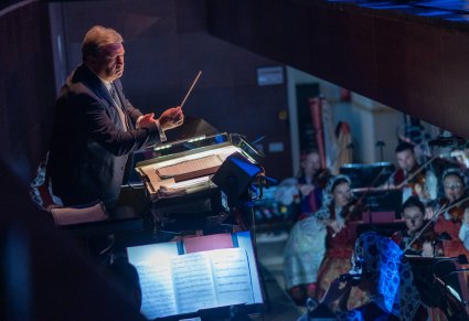 Dyrygent i orkiestra podczas koncertu