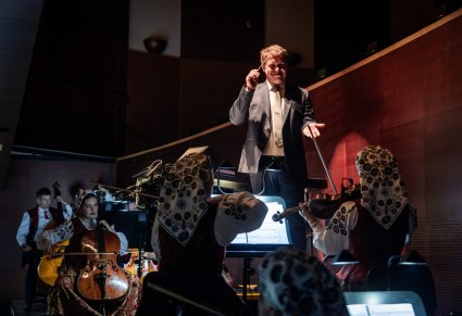 Dyrygent i orkiestra podczas koncertu