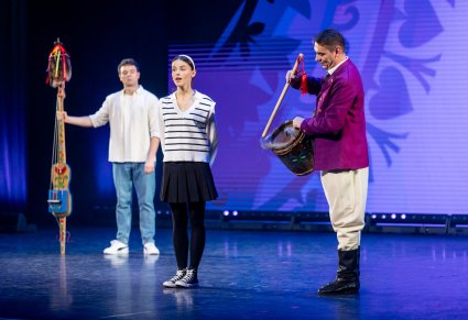 Aktorzy na scenie z instrumentami kaszubskimi