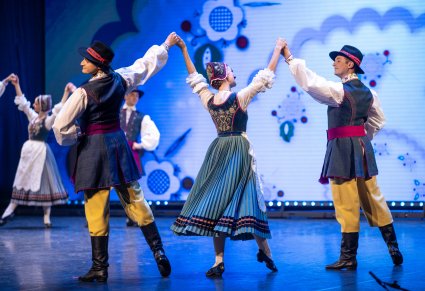 Artyści w kostiumach kaszubskich w figurach tanecznych na scenie