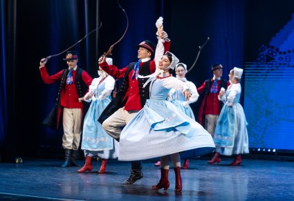 Zbliżenie na parę taneczną w kostiumach szamotulskich w obrocie na scenie