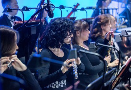 Zbliżenie na flecistki podczas koncertu