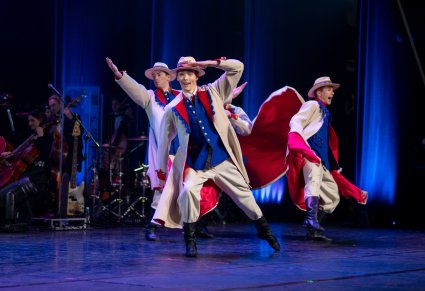 Tancerze w kostiumach łańcuckich podczas tańca