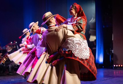Zbliżenie na parę taneczną w kostiumach łańcuckich podczas figury tanecznej