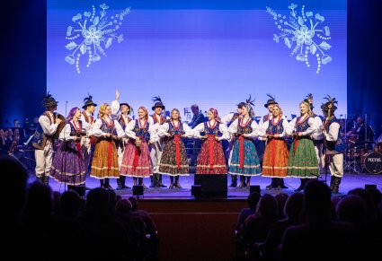 Artyści w kostiumach limanowskich podczas występu