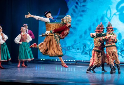 Artyści w kostiumach wilamowskich na scenie w figurach tanecznych