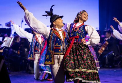 Zbliżenie na parę taneczną w kostiumach limanowskich w figurze tanecznej