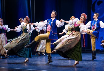 Tancerz w kostiumach rozbarskich podczas układu tanecznego