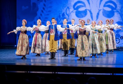 Tancerze w kostiumach rozbarskich na scenie