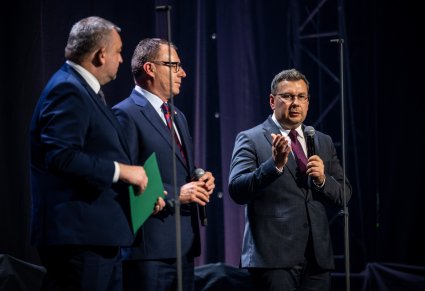 Mężczyźni przemawiający na scenie podczas otwarcia koncertu