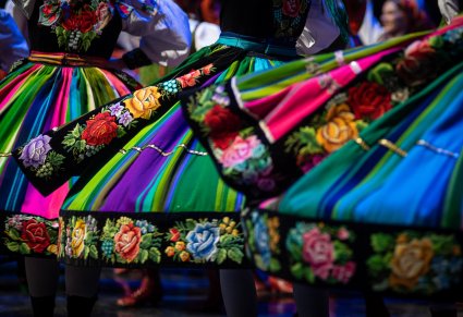 Zbliżenie na sukienki łowickie w obrocie