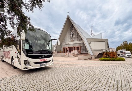 Autobus zespołu "Mazowsze" na tle Kościoła Św. Marcina w Gostyninie