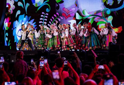 Artystki w kostiumach łowickich z Sanah podczas koncertu na PGE Narodowy