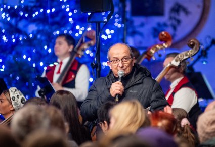 Duchowny wygłaszający przemówienie przed koncertem