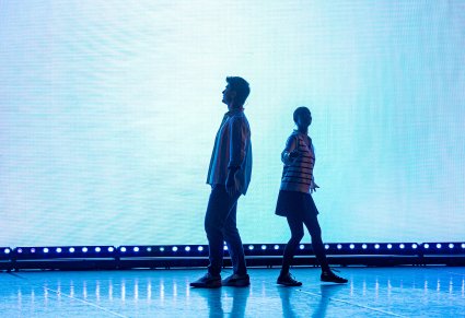 Para aktorów na scenie otwierająca występ