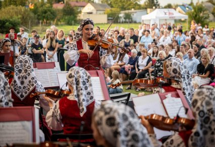 Zbliżenie na skrzypaczkę podczas koncertu