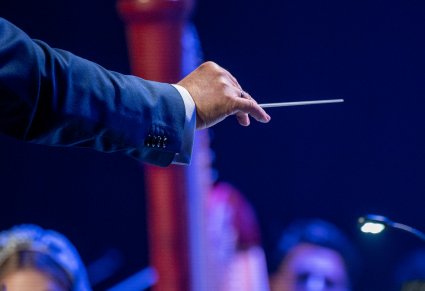 Zbliżenie na batutę dyrygenta