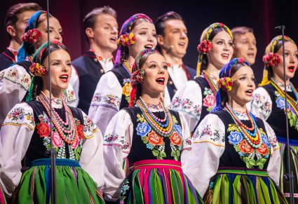 Zbliżenie na chór w kostiumach łowickich podczas koncertu