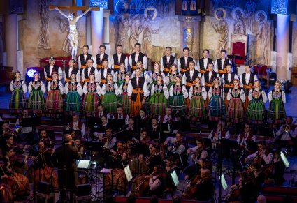 Zbliżenie na chór i orkiestrę podczas koncertu w Kościele pw. bł. Władysława z Gielniowa w Warszawie