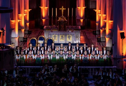 Chór i orkiestra Zespołu "Mazowsze" w trakcie występu w Bazylice Niepokalanej Wszechpośredniczki Łask w Niepokalanowie
