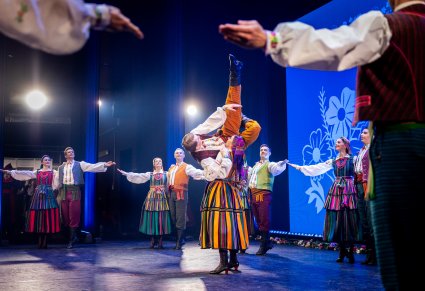 Tancerz w kostiumie opoczyńskim w trakcie tańca na scenie