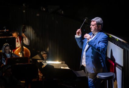 Dyrygent i orkiestra podczas koncertu