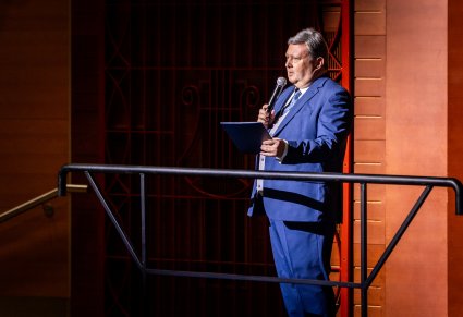 Dyrygent przemawiający podczas koncertu