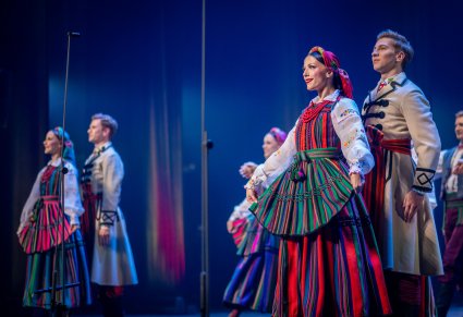 Zbliżenie na parę w kostiumie opoczyńskim na scenie